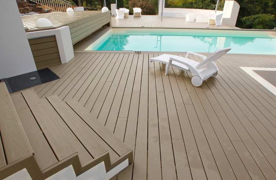 WPC para exteriores aplicado en terraza y borde de piscina